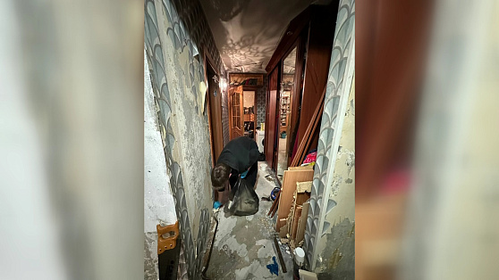 В Сургуте общественники помогли бабушке расхламить квартиру