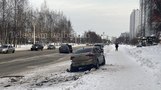 В Нижневартовске столкнулись три автомобиля