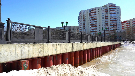 Мост в сургутском парке «За Саймой» решили капитально отремонтировать
