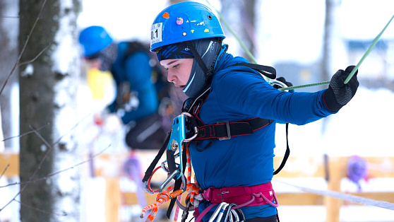 Верёвки, карабины и ледяные препятствия. Ханты-Мансийск принимает чемпионат и первенство по спортивному туризму