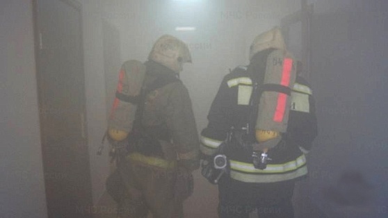 В Пыть-Яхе сотрудники газодымозащитной службы МЧС спасли из огня троих детей
