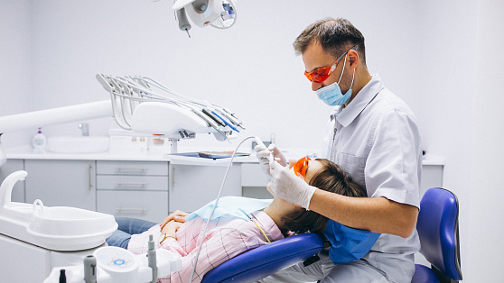 Более 700 специалистов работает в стоматологических клиниках Югры