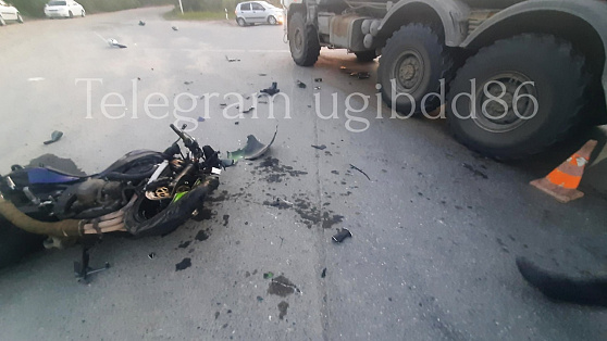 На дороге Сургут - Нижневартовск мотоциклист без прав устроил аварию
