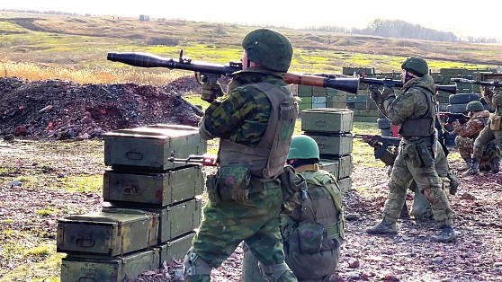 Югорских бойцов учат обращаться с гранатомётом