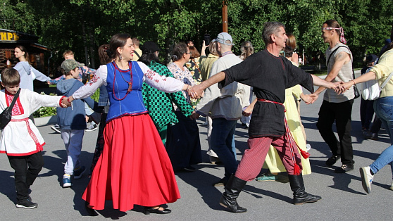 Сургутяне закружились в хороводах на фестивале «Русский мир»