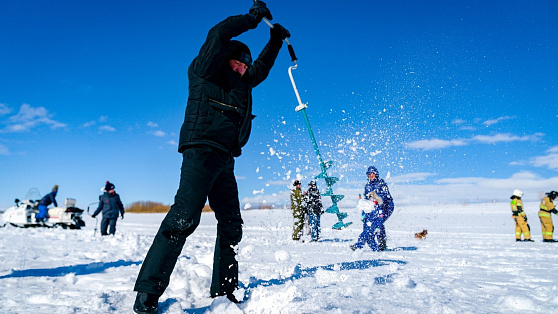 Экоактивисты Нижневартовска пробурили лунки во льду Комсомольского озера