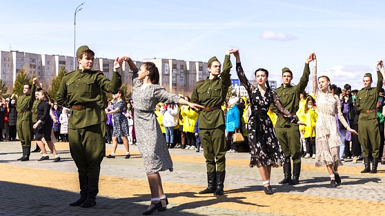 Сургутские студенты станцевали вальс Победы