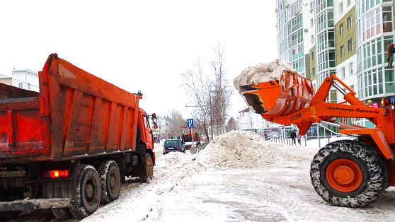 Более 80 машин расчищают снежные завалы в Нижневартовске