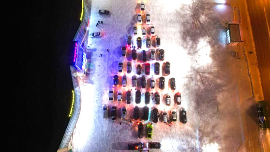 Нижневартовские автомобилисты в мороз выстроили автоёлку из 52 машин