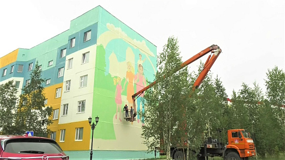Фасады покачёвских домов украшают картинами