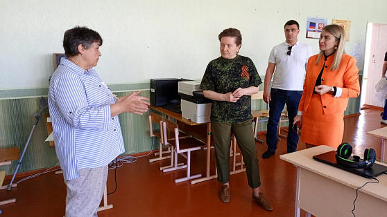 Губернатор Югры Наталья Комарова посетила макеевский лицей