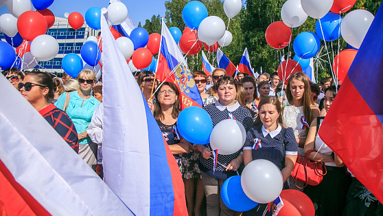 В Сургуте развернут самый большой в Югре флаг России