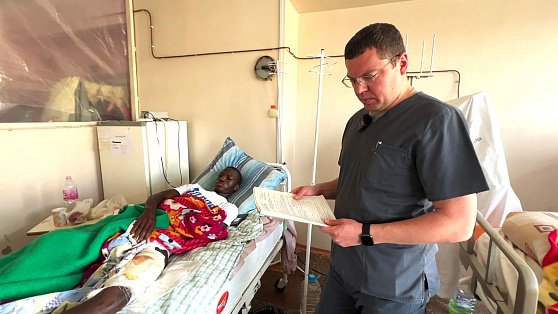 Югорские врачи в больнице Макеевки спасли ногу добровольцу из Гвинеи
