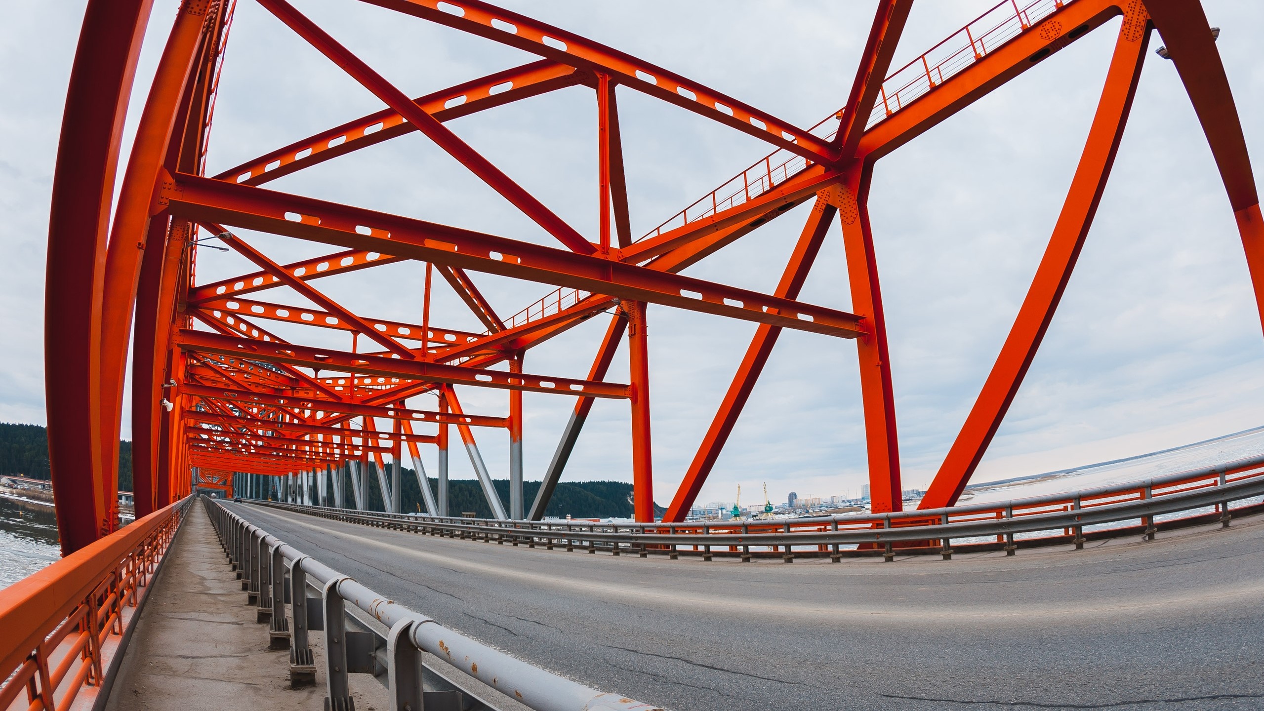Сколько ушло металла на мост красный дракон. Мост красный дракон в Ханты-Мансийске. Мост красный дракон в Ханты-Мансийске фото. Горка закрытая красная. Место где стоит мост красный дракон без моста Ханты Мансийск.