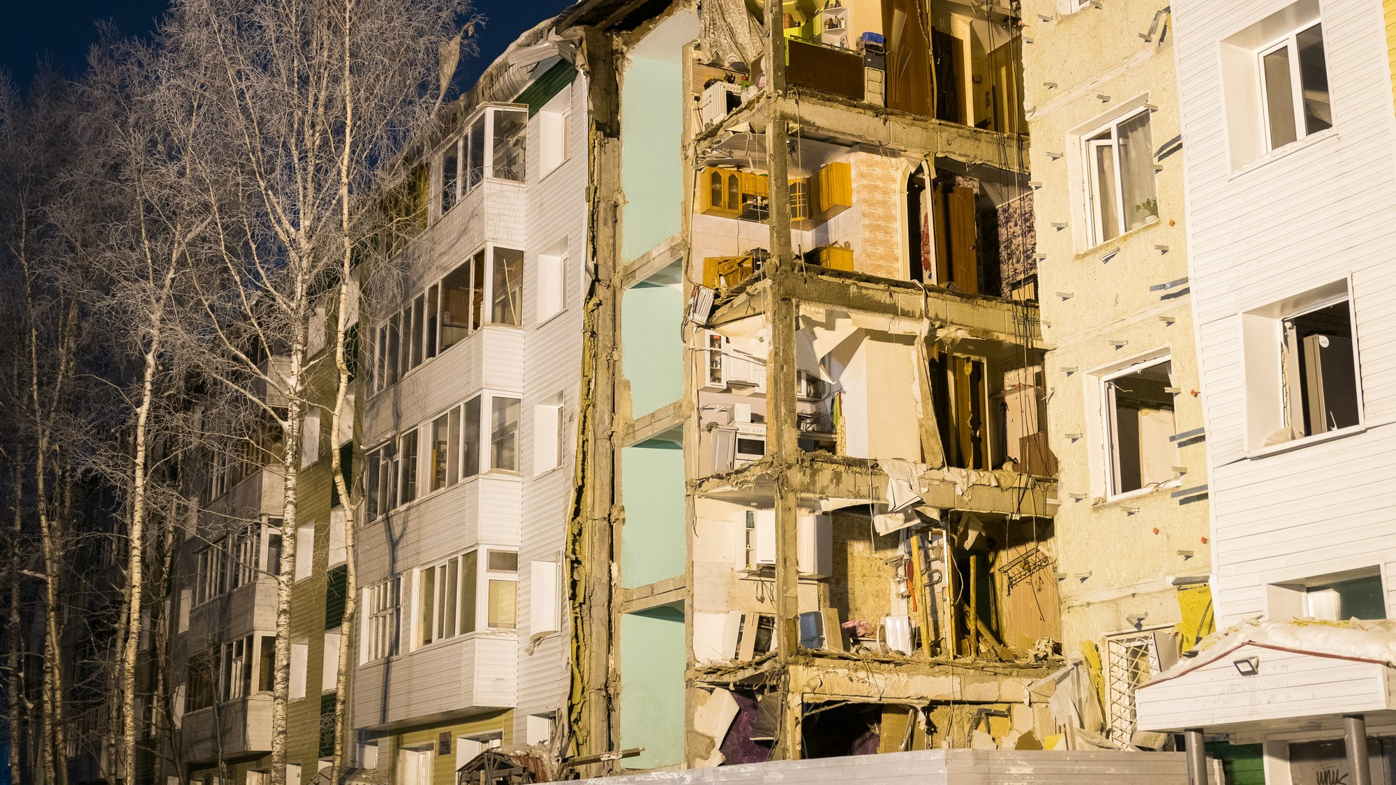 Трагедия унесшая жизни. Взрыв газа в Нижневартовске. Многоэтажные дома. Разрушенная пятиэтажка. Стена пятиэтажки.