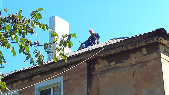 Югорчане ремонтируют крыши домов в Макеевке