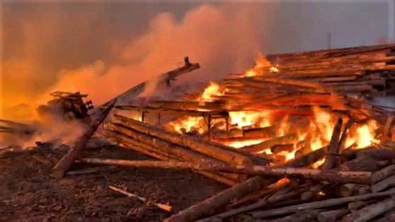 В Советском районе горел склад с отходами лесопиления