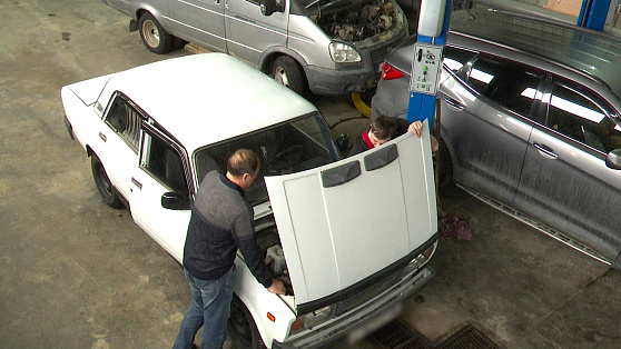 В няганских автомастерских ремонтируют автомобили для бойцов СВО