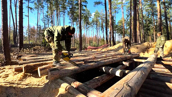 Бойцы СВО строят блиндажи из югорской древесины