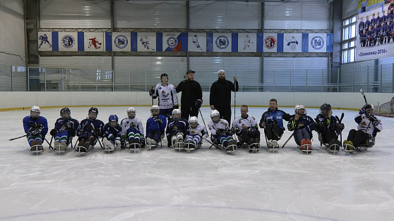 Ветераны СВО вышли на лёд с молодёжной командой «Югра следж»
