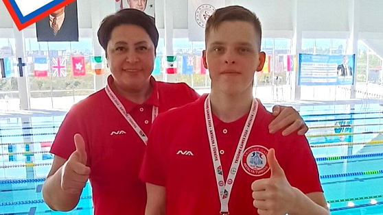 Урайский пловец Дмитрий Пупков завоевал медали Всемирных трисомных игр в Турции