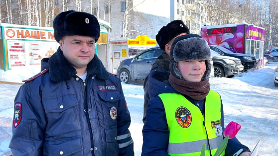Полицейские Югры поддержали Всероссийскую акцию к 8 марта