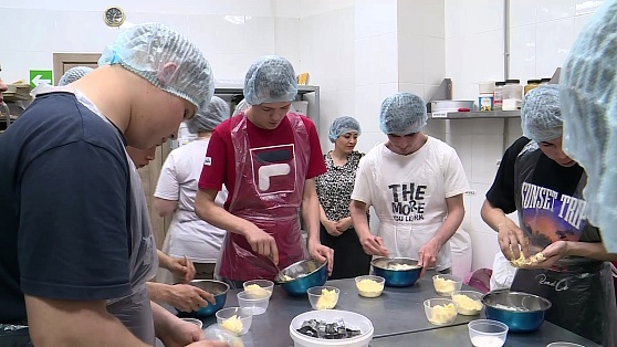 В Нефтеюганске воспитанники коррекционной школы сами приготовили печенье в кондитерской пекарне