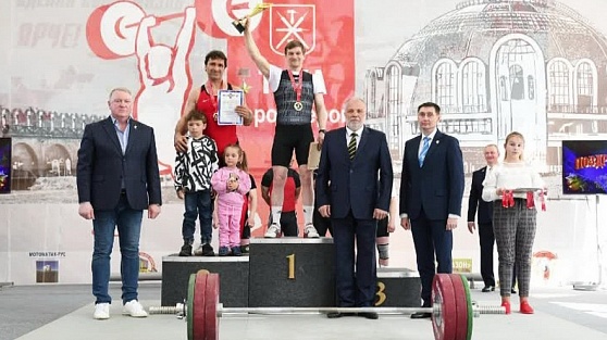 Есть рекорд! Нефтеюганский тяжелотатлет рванул 101 килограмм на чемпионате России