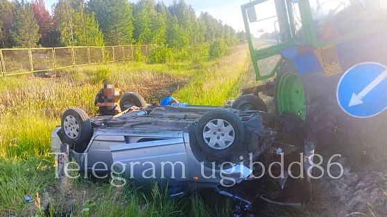Автомобиль перевернулся после столкновения с трактором на трассе в Советском районе