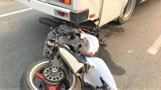 В Сургуте мотоциклист врезался в автобус