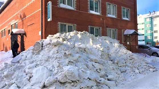 Уборка снежных куч в Ханты-Мансийске взята на контроль