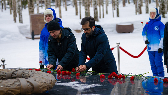 Делегации Ирана и Индии возложили цветы в память о погибших