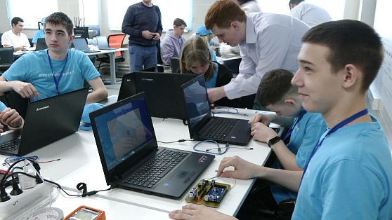 В Сургуте школьники программируют «обнимательного» робота
