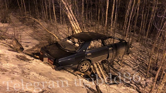 В Нефтеюганске автомобиль врезался в столб: пассажир погиб