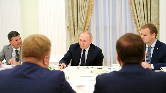 Заместитель губернатора Югры Азат Ислаев рассказал Владимиру Путину о старте строительства моста через Обь