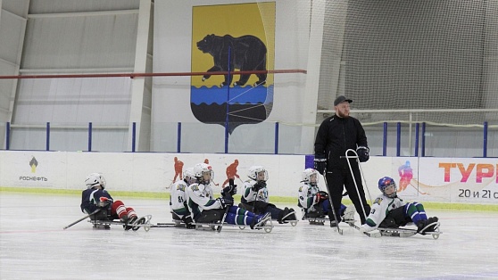В Нефтеюганске дети-инвалиды и здоровые спортсмены вместе занимаются хоккеем