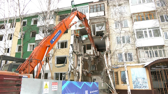 В Нижневартовске сносят пострадавший дом по улице Мира