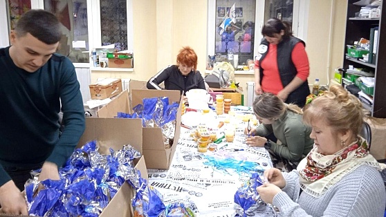 В Нижневартовске волонтеры готовят новогодние подарки для раненых военных