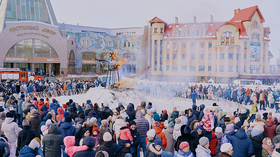 Участники Всемирного фестиваля молодёжи проводили Масленицу в Ханты-Мансийске