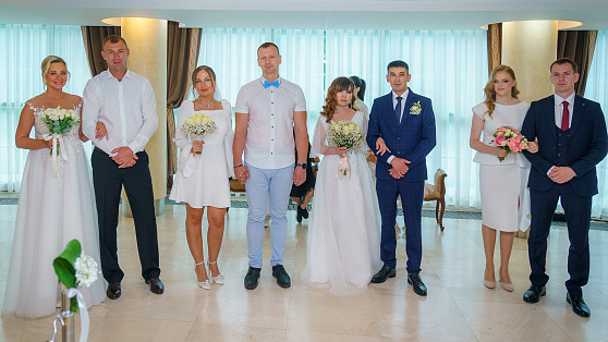 Одна свадьба, 4 пары: в Ханты-Мансийске провели массовое бракосочетание