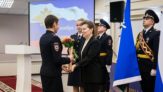 Наталья Комарова поздравила сотрудников полиции