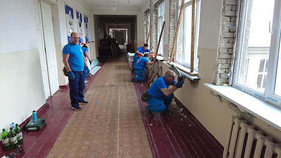 Югорчане восстанавливают школы в Ясиноватой
