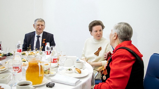 В Сургуте Наталья Комарова за чаем лично поздравила ветеранов Великой Отечественной войны
