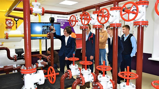 В Сургуте студенты-нефтяники учатся на симуляторах настоящих скважин