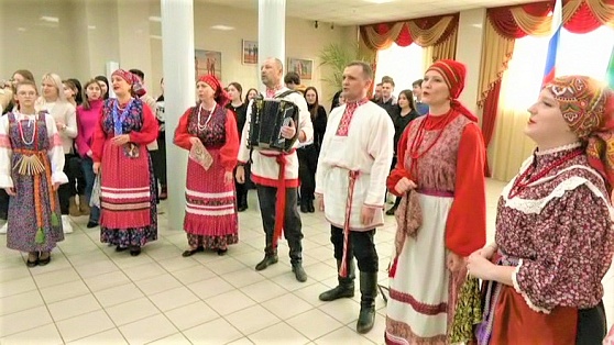 В СурГУ индусов пригласили в русский хоровод