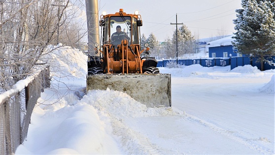 В поселениях Нижневартовского района убирают снежные завалы