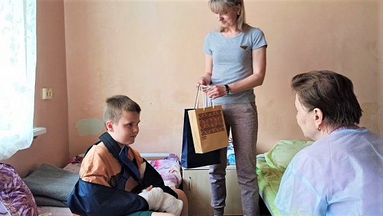 Губернатор Югры Наталья Комарова вручила подарки детям Донбасса