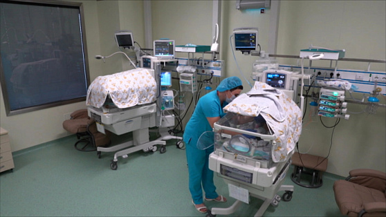 Недоношенной девочке с пороком сердца сургутские кардиологи поставили клипсу