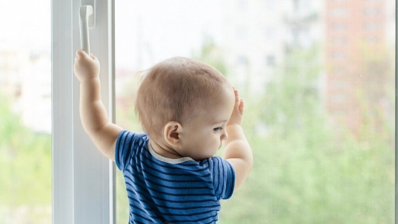 Югорчане чаще стали сообщать в экстренные службы о детях на окнах