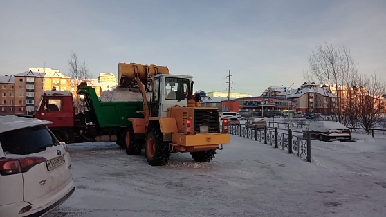 Нижневартовские коммунальщики исправно чистят снег